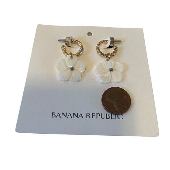 Banana Republic Small Flower Shell Drop Earrings. - Picture 7 of 7